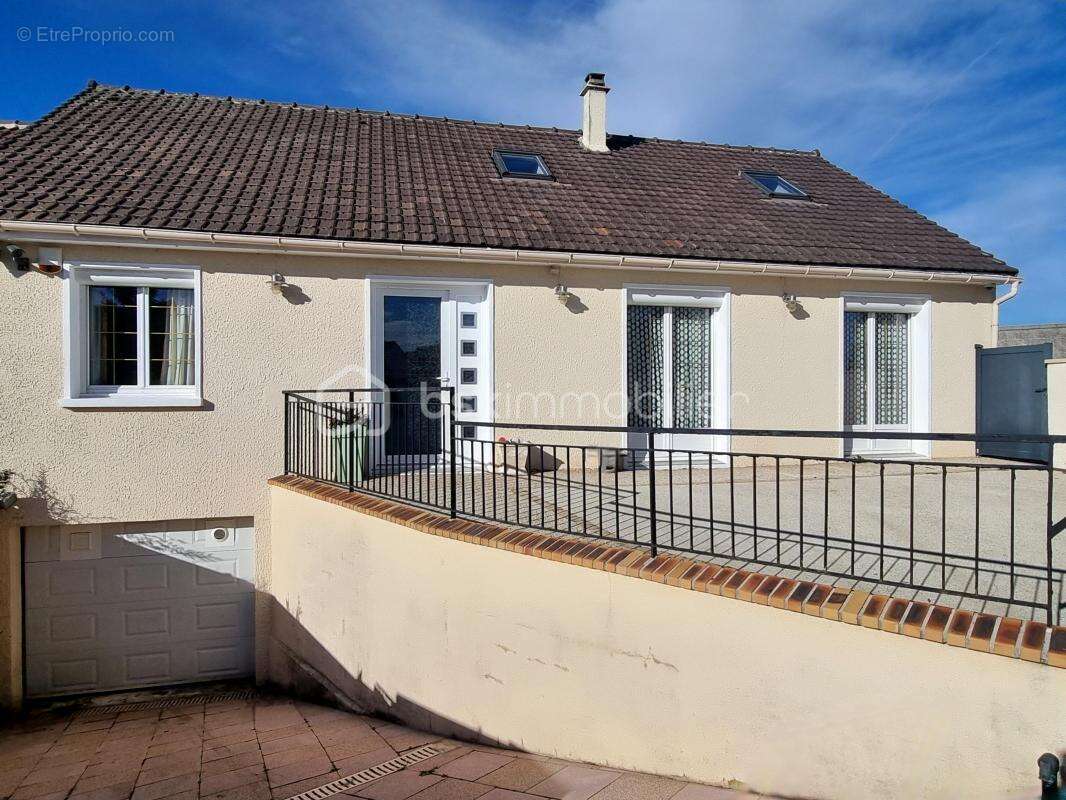 Maison à JOUY-LE-CHATEL