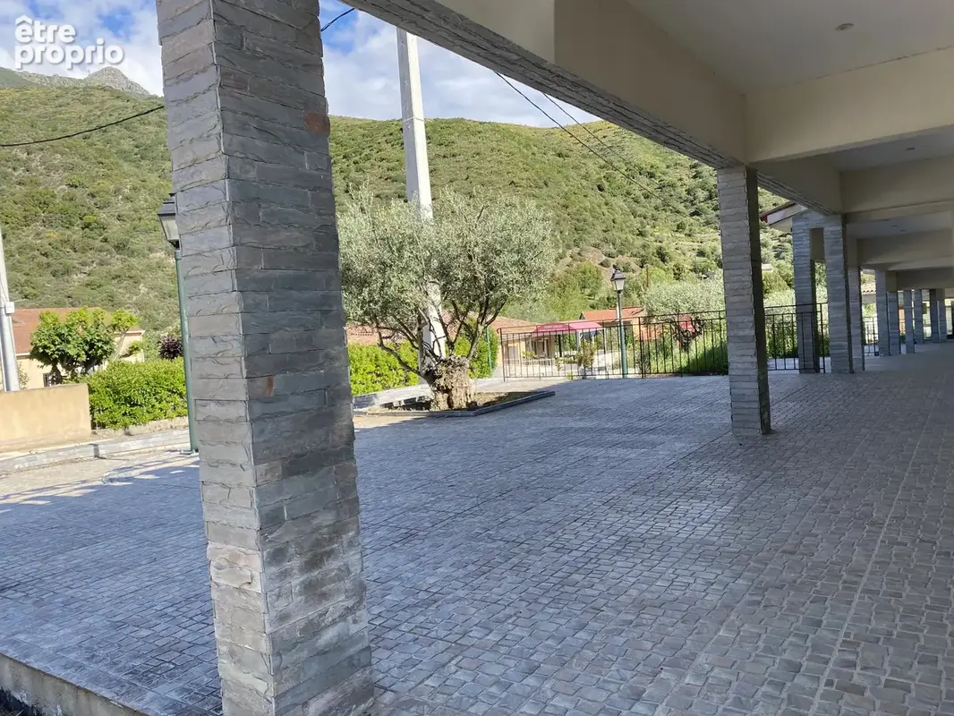 Terrain constructible de 3517 m² Bord de route comprenant 417 m² de locaux bruts - photo 4