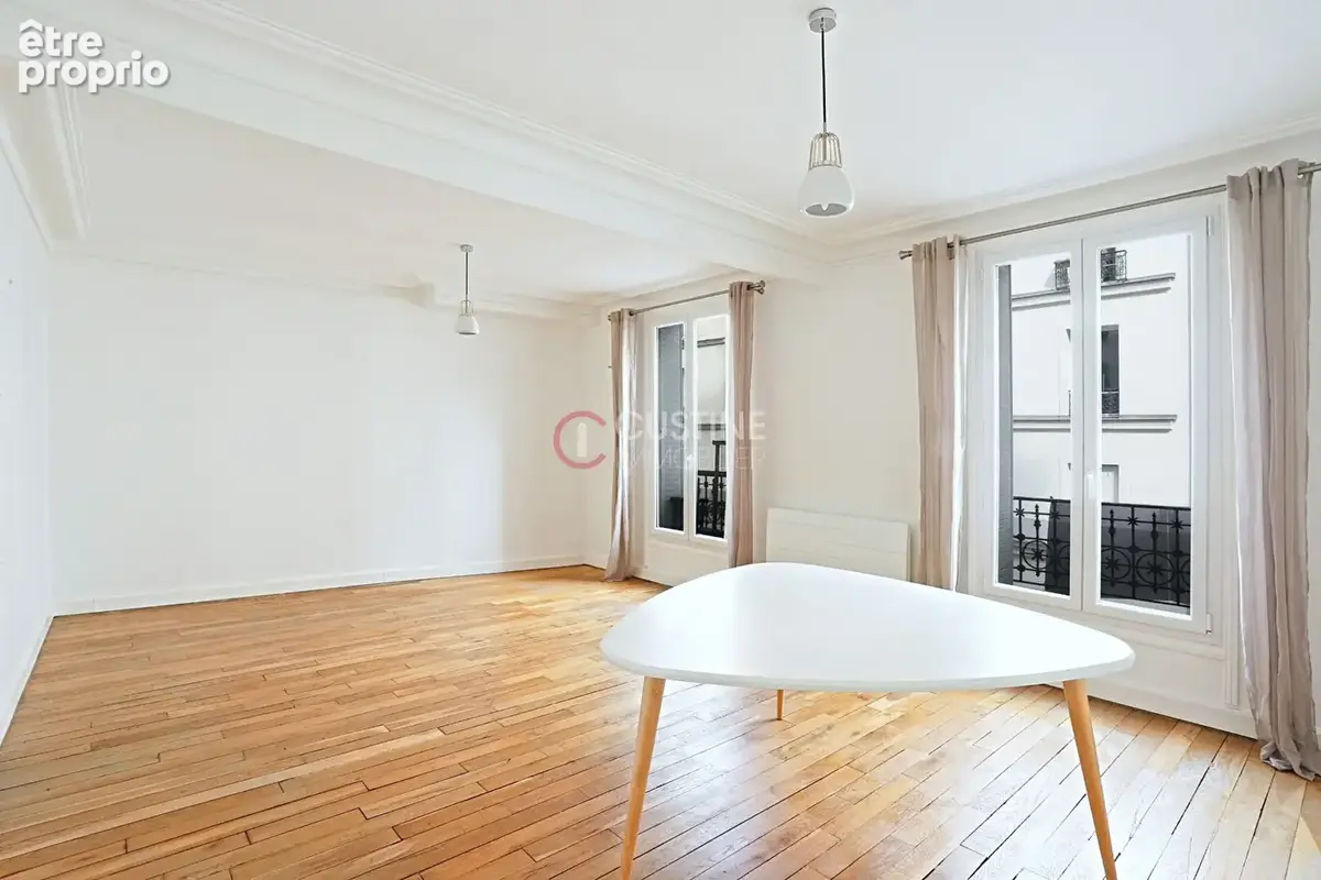 Montmartre -3 pièces de 55 m² avec double séjour et vue dégagée - photo 2