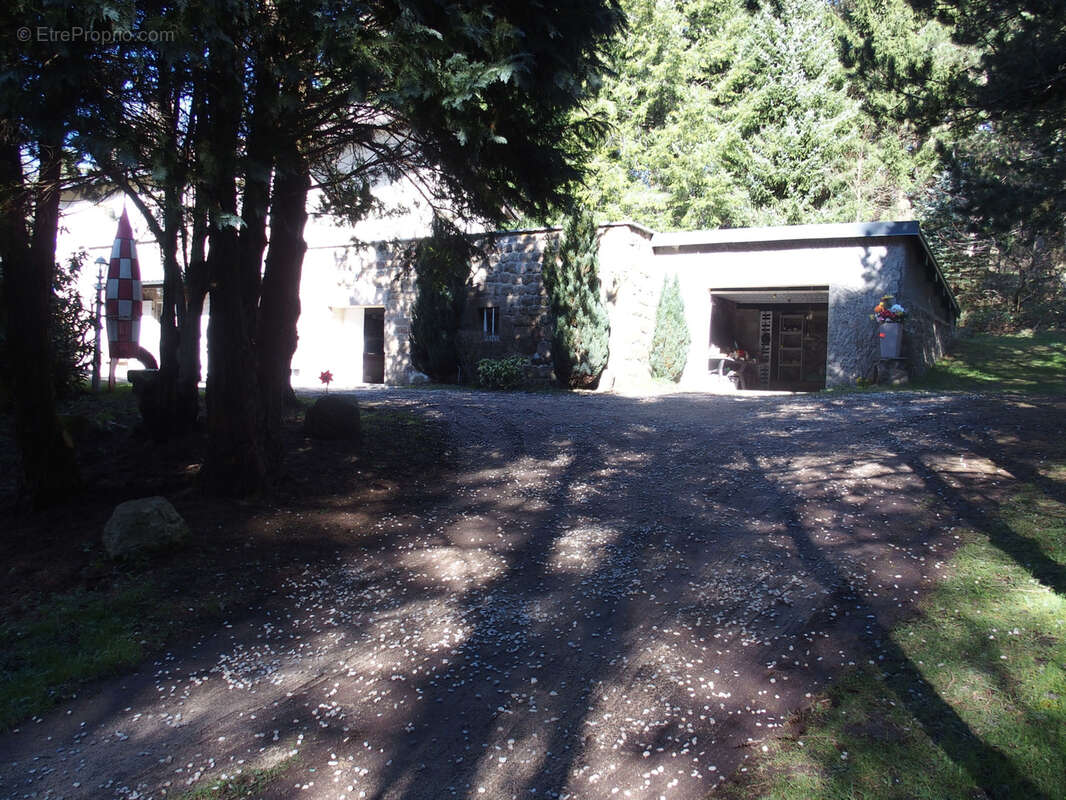 Maison à MONTREGARD