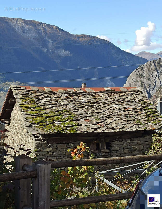 Toiture côté lauzes - Maison à SAINT-MICHEL-DE-MAURIENNE