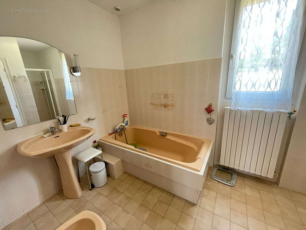 Maison en pierre 1833 de plain-pied avec dépendances - photo 10