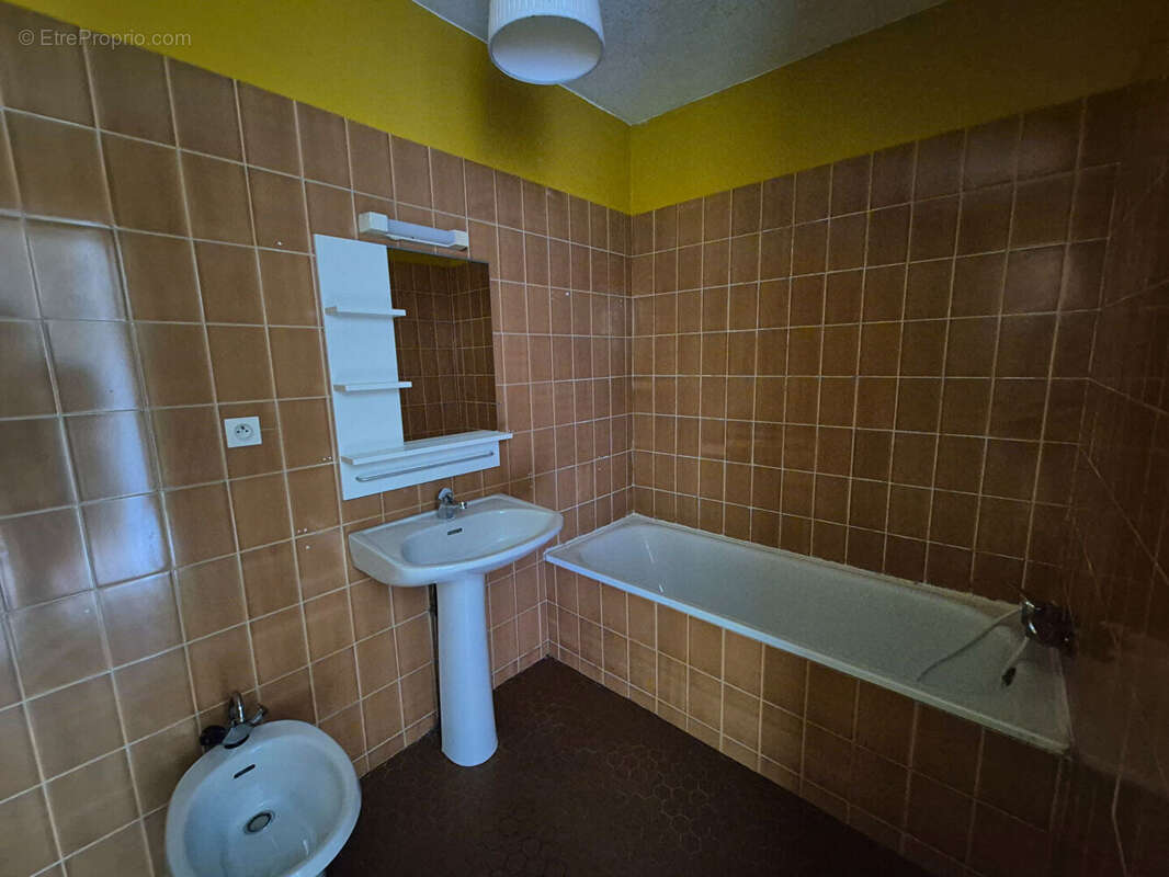 Hendaye centre, grand appartement T3 + garage - photo 7