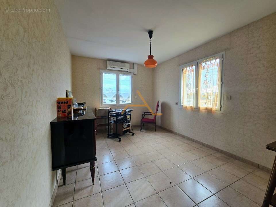 Maison à MONTBOUCHER-SUR-JABRON