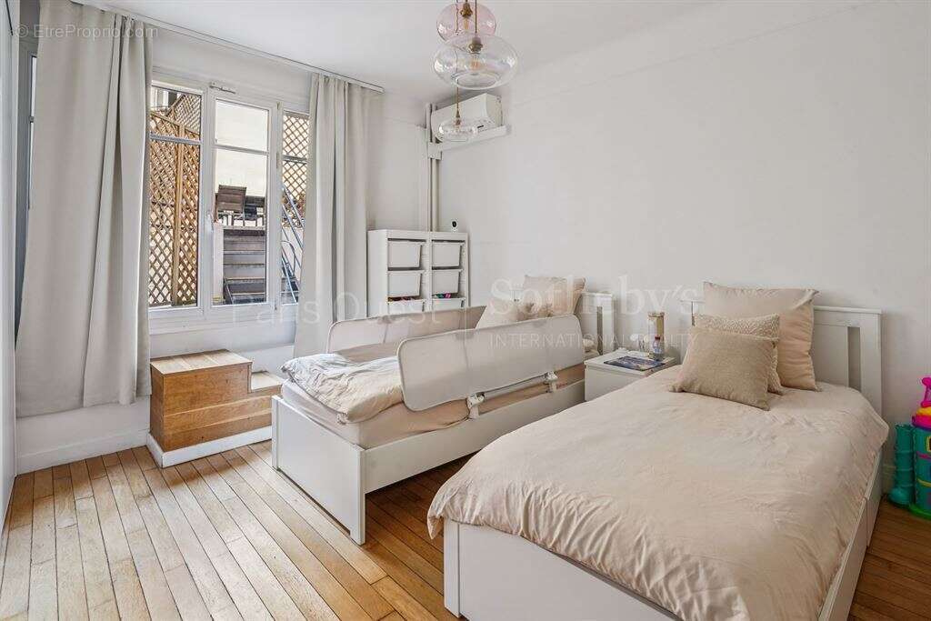 Appartement à PARIS-16E