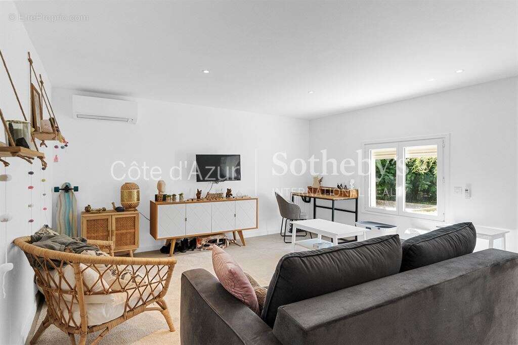 Maison à LA ROQUETTE-SUR-SIAGNE