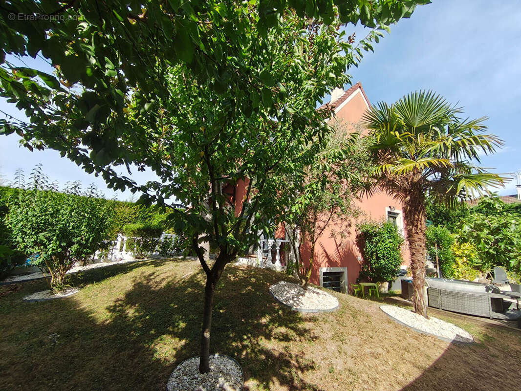 Mandres-les-Roses - Maison familiale de 200 m² avec piscine, jacuzzi, véranda climatisée et jardin paysagé - photo 2