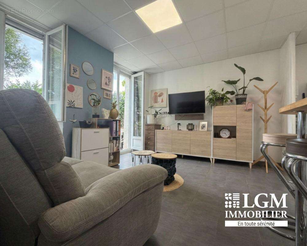 63170 AUBIÈRE – Rare! T1 bis rénové avec agréable jardin privatif de 140m² - photo 4