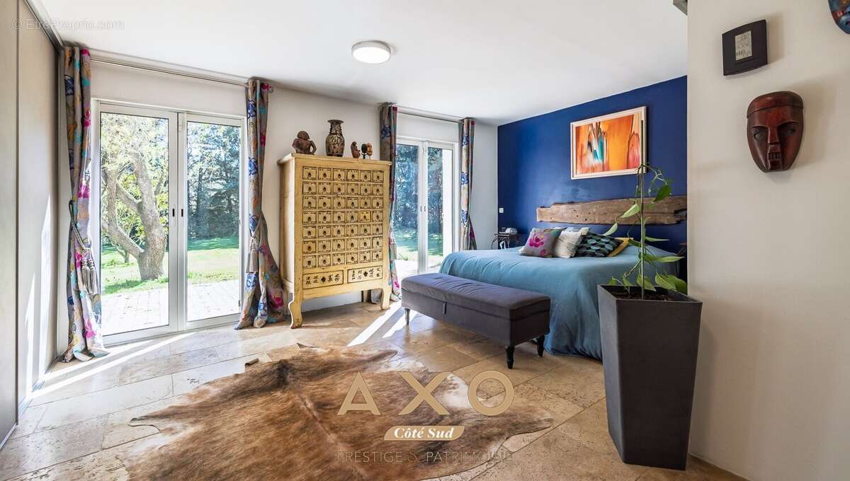 Jouques  villa t8 de plain-pied  studio indépendant  piscine  jacuzzi  3 garages  990 000  - photo 9