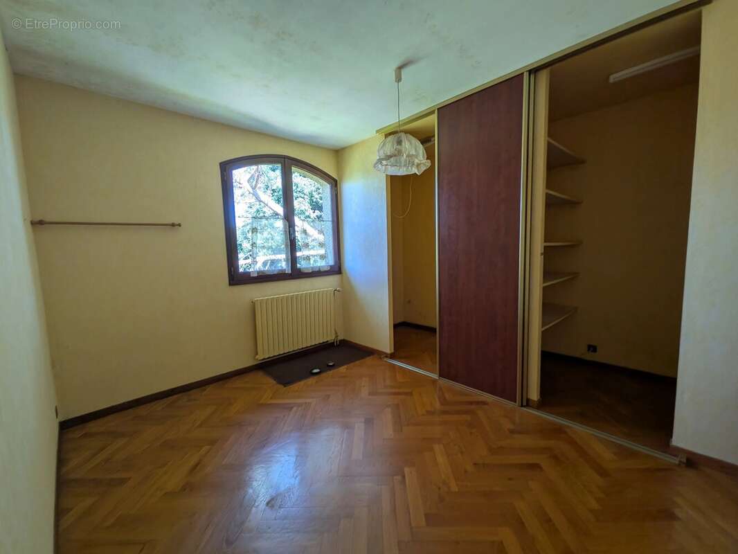 Appartement à PINS-JUSTARET