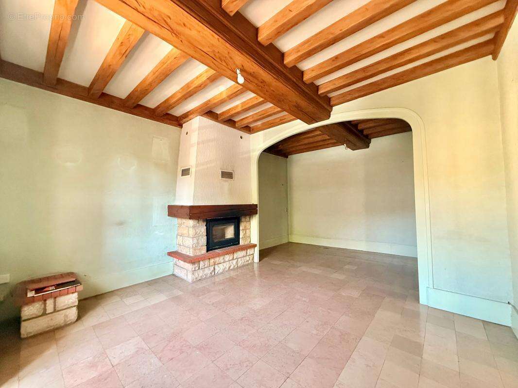 Maison avec 3 chambres et 2 garages sur un terrain de 742m² - photo 7