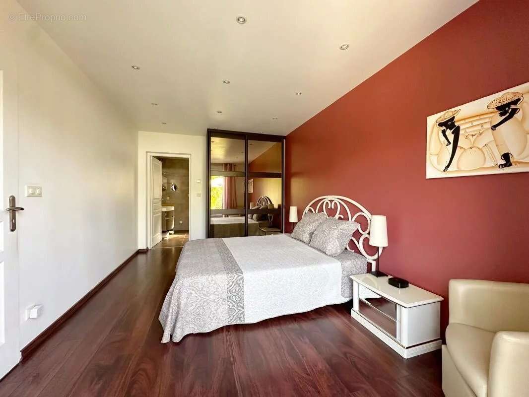 Rare et unique - Domaine de 240m2 (219 m2 carrez) - photo 8