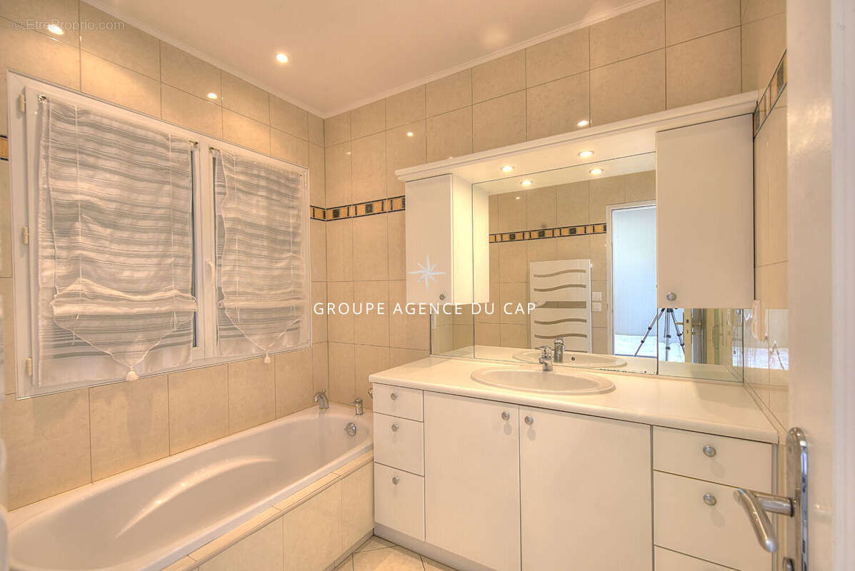 Villa néo-provençale 6 pièces à vendre à Saint Raphaël - Bas du Golf de Valescure - photo 11