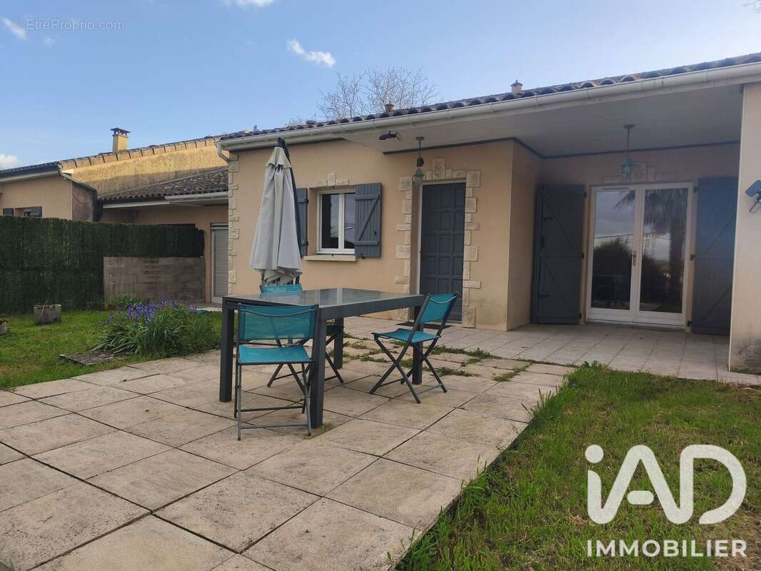 Maison 100 m² à Roullet-Saint-Estephe  - photo 2