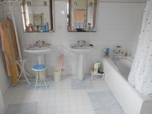 Grande maison familiale + 2 maisons en pierres sur 668 m2 de terrain - photo 9
