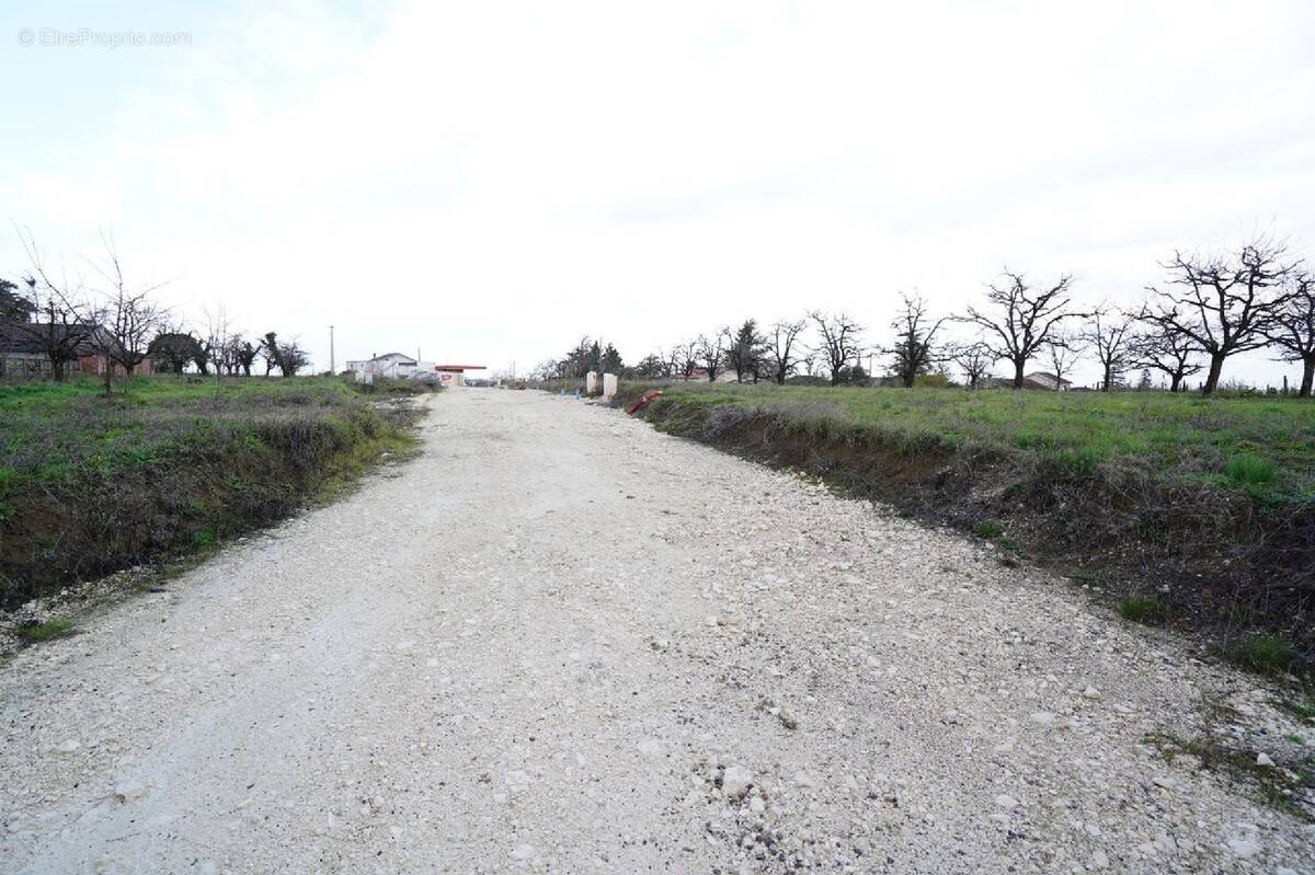 Terrain à LEVIGNAC-DE-GUYENNE