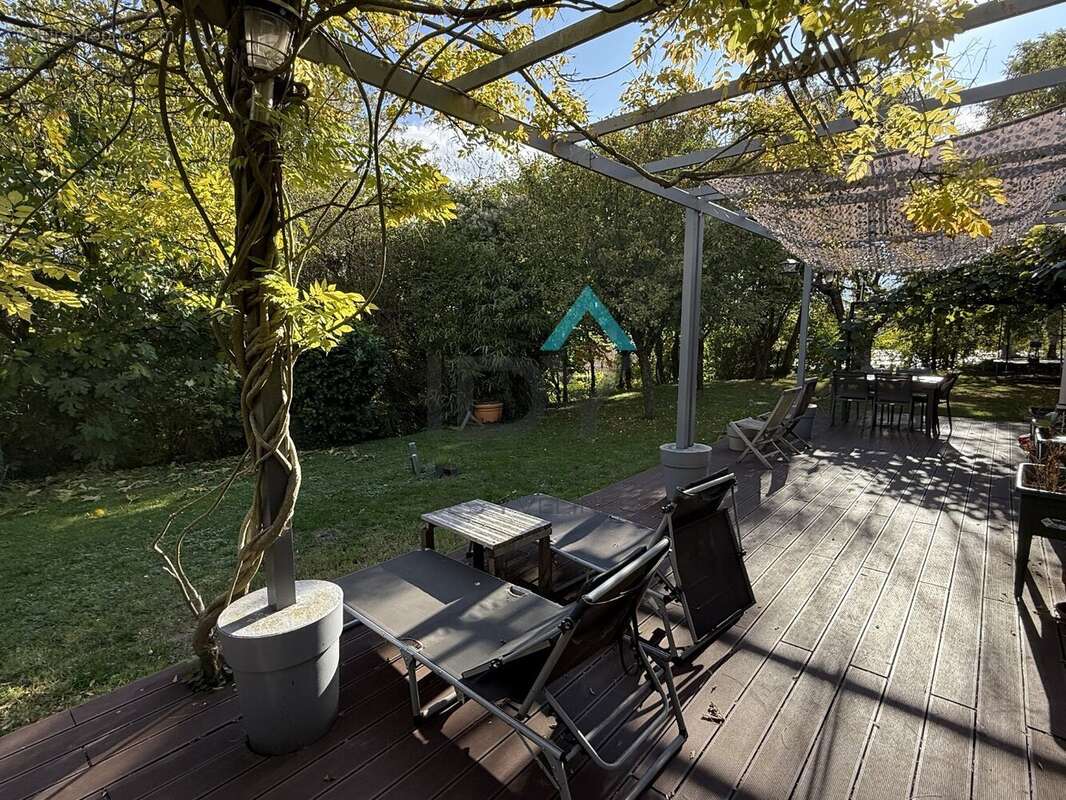 Maison à LE MESNIL-LE-ROI