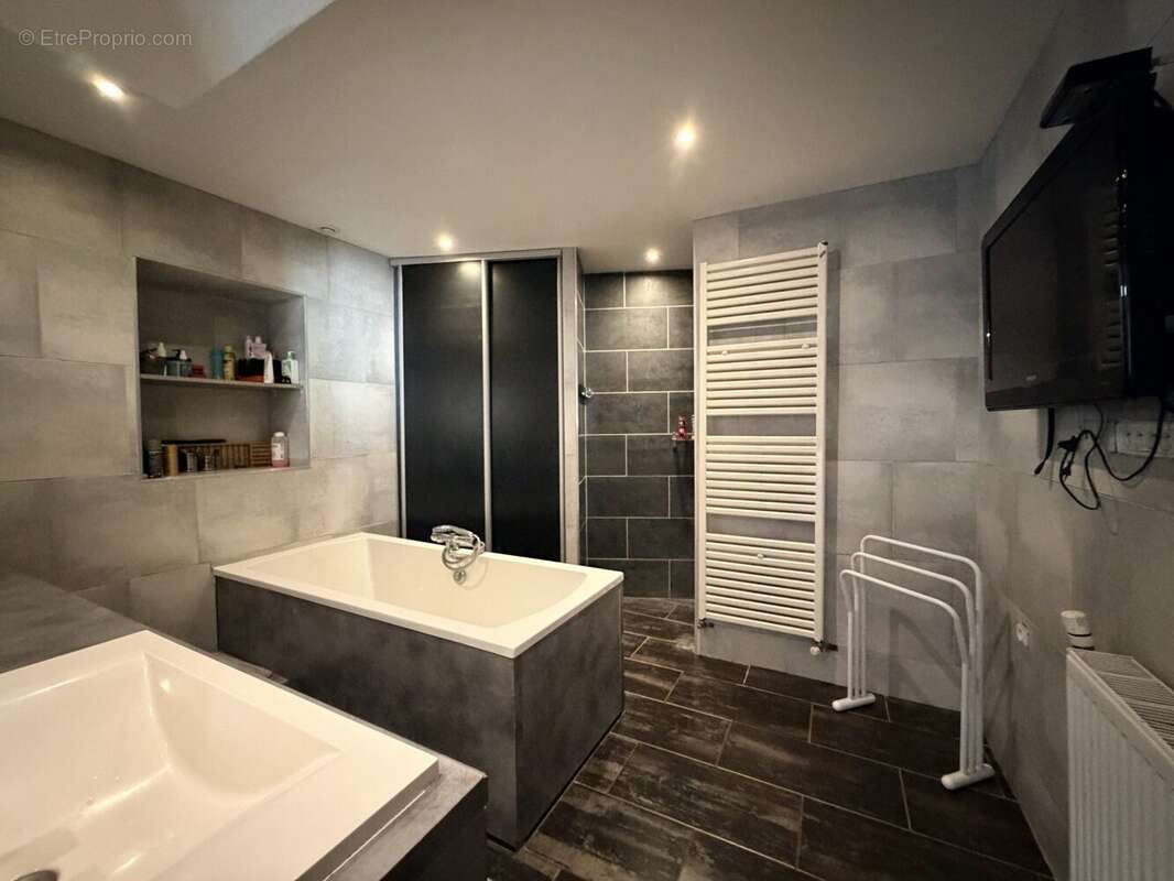 Salle de bains - Maison à MONCHECOURT