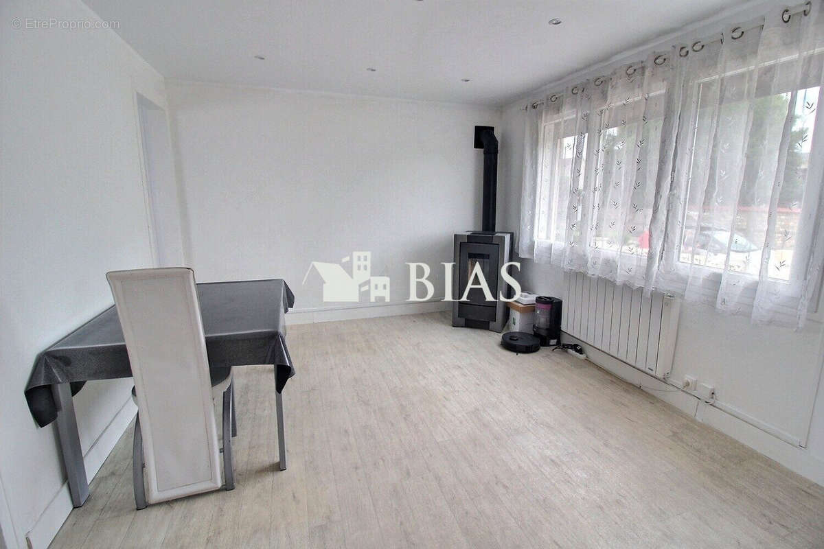 Maison à SAINT-OUEN-DE-THOUBERVILLE