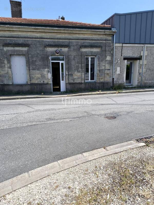 Commerce à SAINT-LOUBES