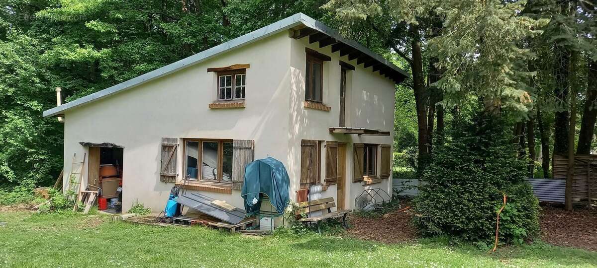 Grande dépendance de 31 m² idéale pour atelier, stockage ou futur projet d'aménagement - Maison à GLISOLLES