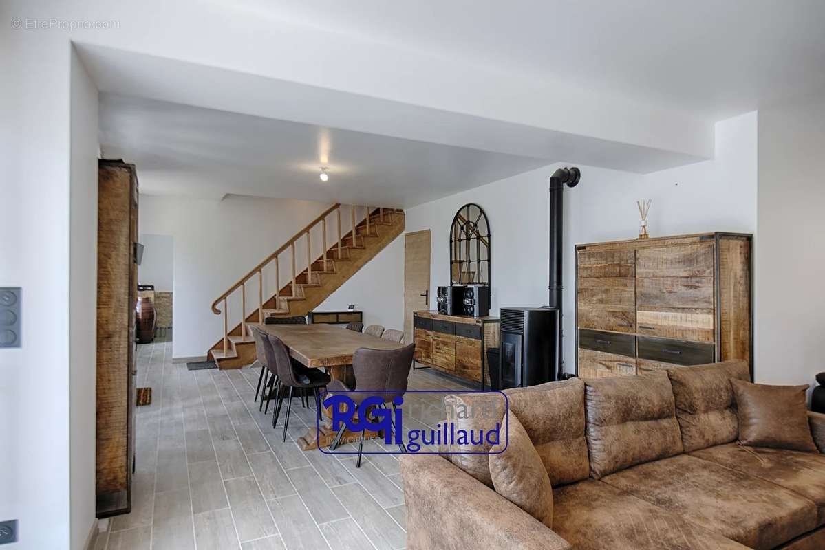 Maison à SAINT-DIDIER-DE-LA-TOUR