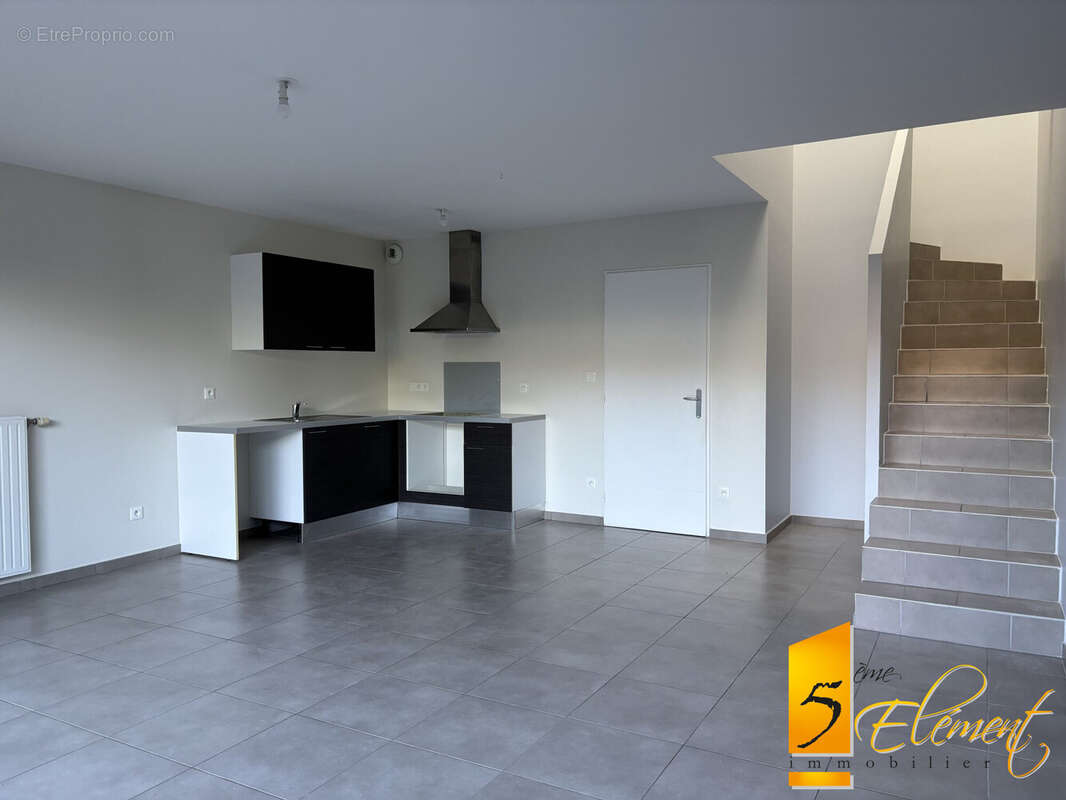 Maison à LA TOUR-DE-SALVAGNY