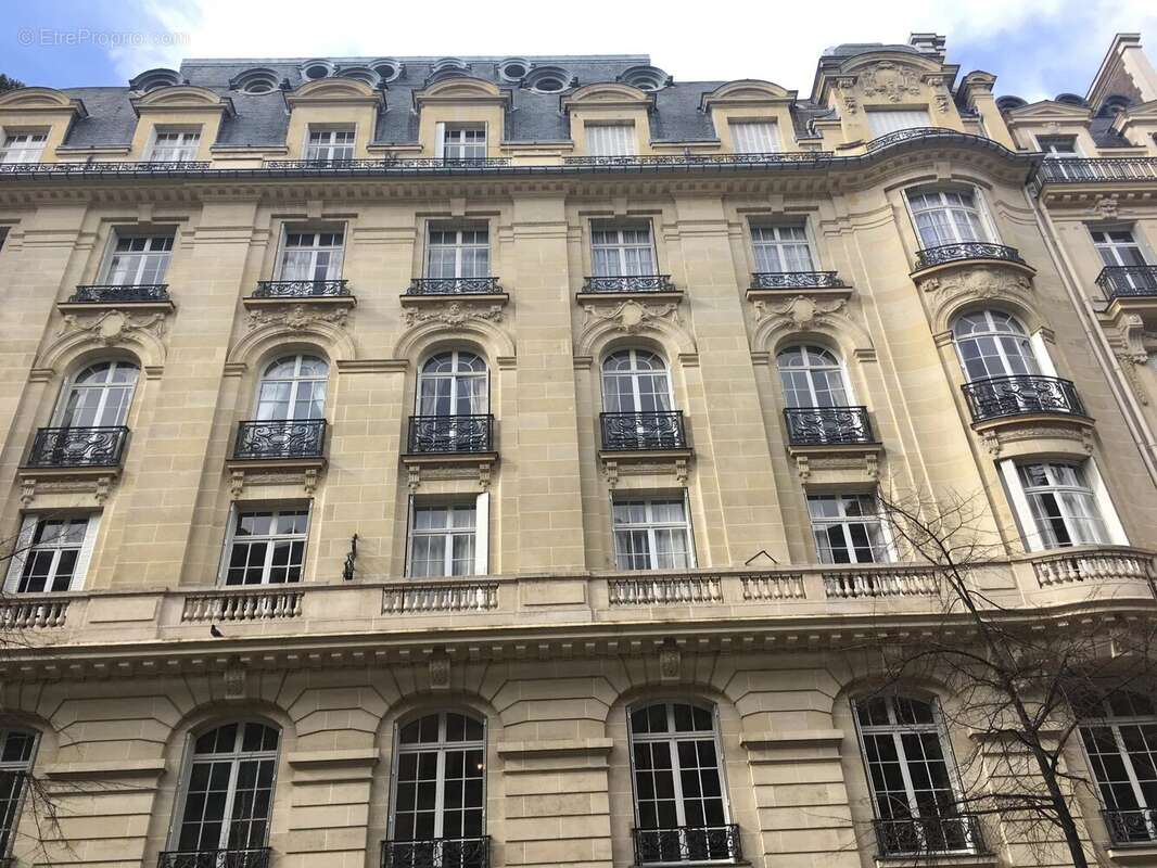 Avenue Victor Hugo. Au 6ème étage (ascenseur jusqu'au 5ème). Superbe immeuble Haussmannien. Studio de 22m² en très bon état, cal - photo 7