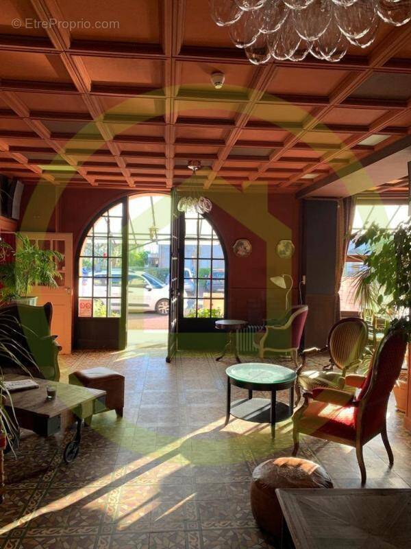 Commerce à SAINT-JULIEN-DE-JONZY