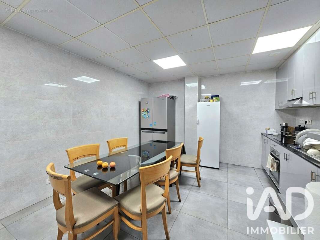 Commerce 1749 m² à La Courneuve  - photo 4