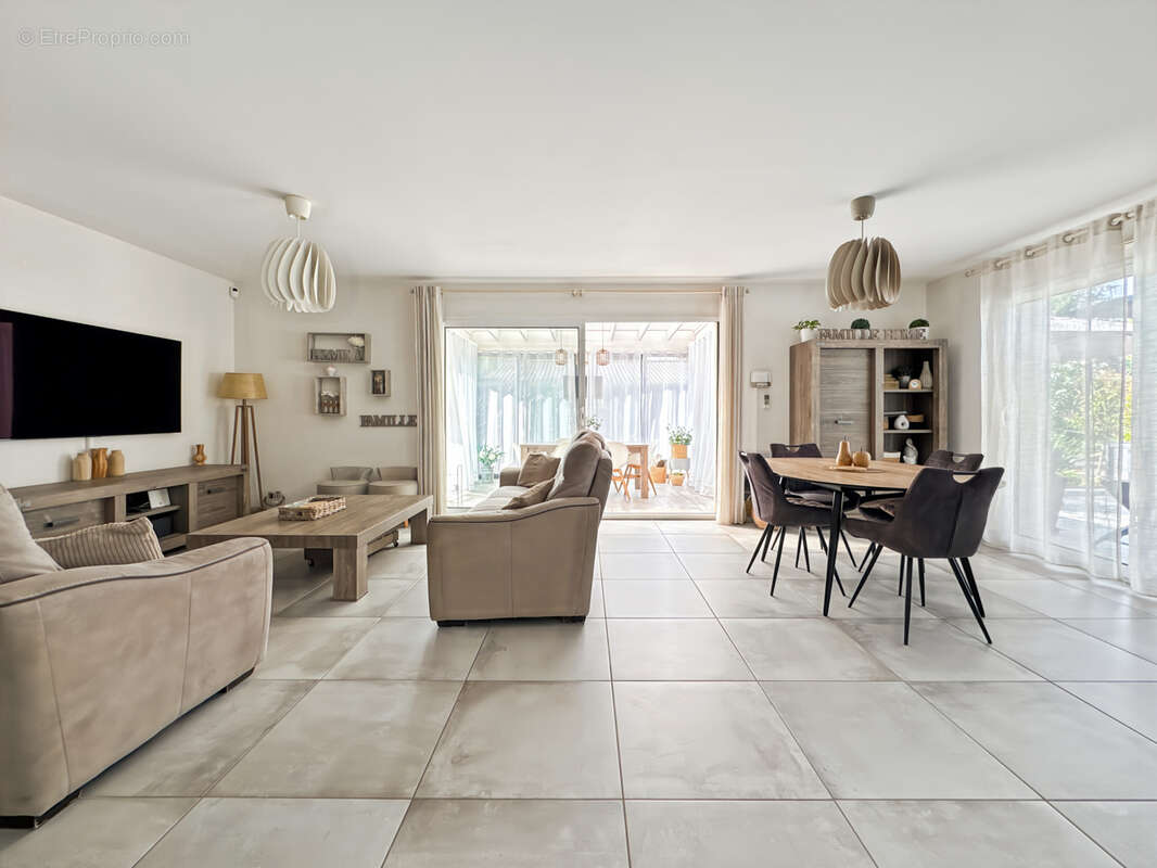 À vendre   Maison contemporaine avec piscine à Saint-Bernard 160m2 6 pièces sur grand  terrain plat. - photo 8