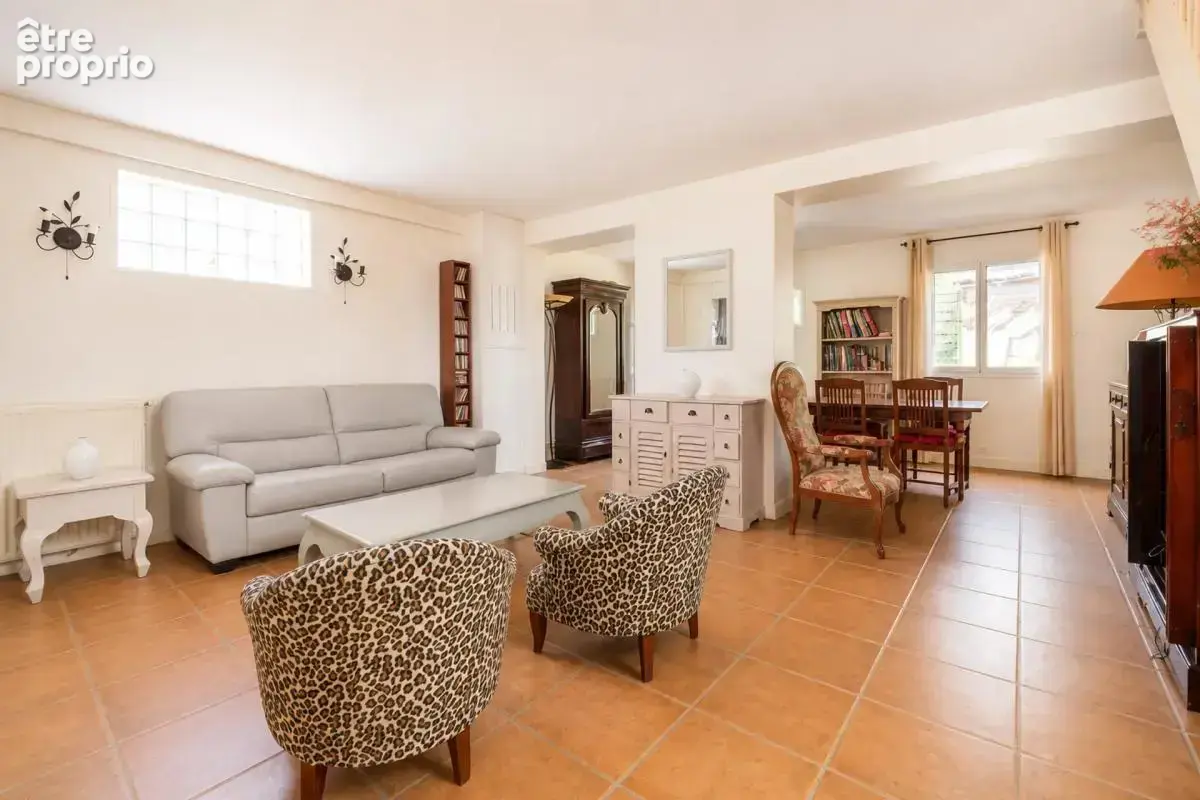 Maison familiale de 5 pièces de 161 m² à Suresnes - photo 2
