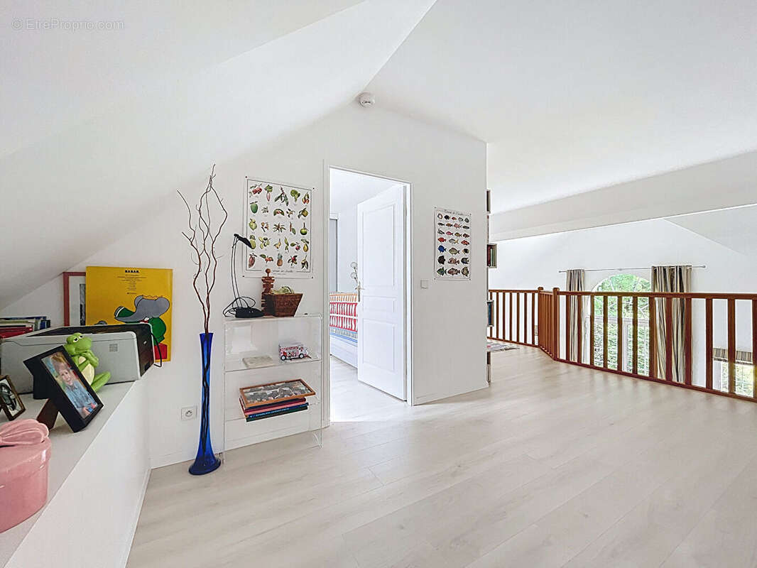 Villa 196m2 4 chambres séjour cathédrale jardin 1043m2 - Santeny - photo 8