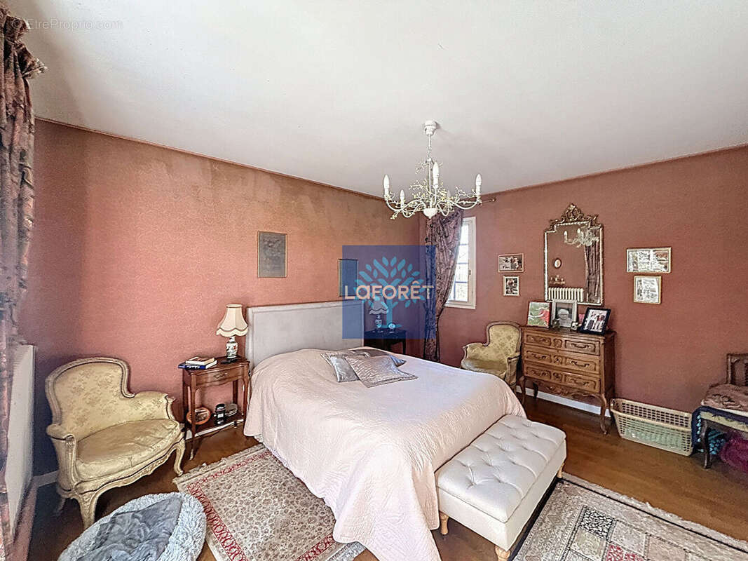 Maison à BAZOCHES-SUR-GUYONNE