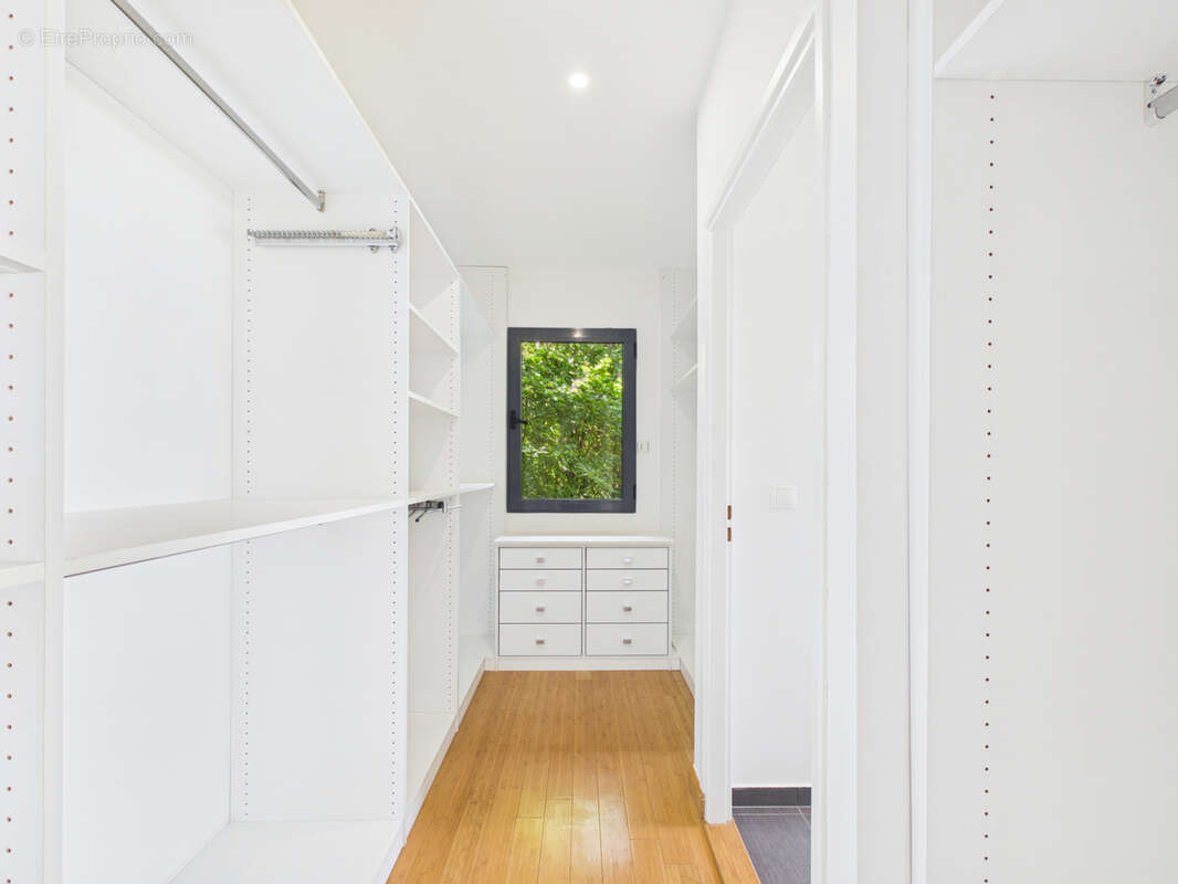 LUCINGES - Maison d'architecte contemporaine de 7 pièces avec piscine. - photo 24