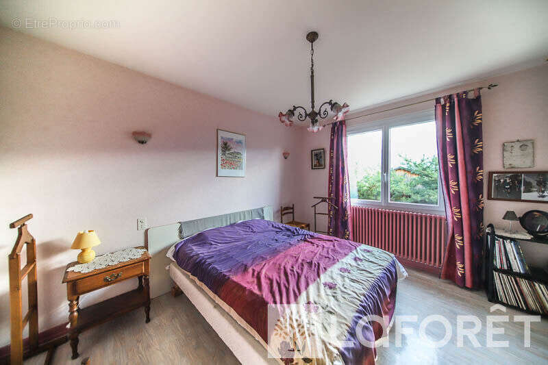 **MAISON TYPE 9 sur TERRAIN de 2600m² - EMBRUN - 9 pièces - photo 12