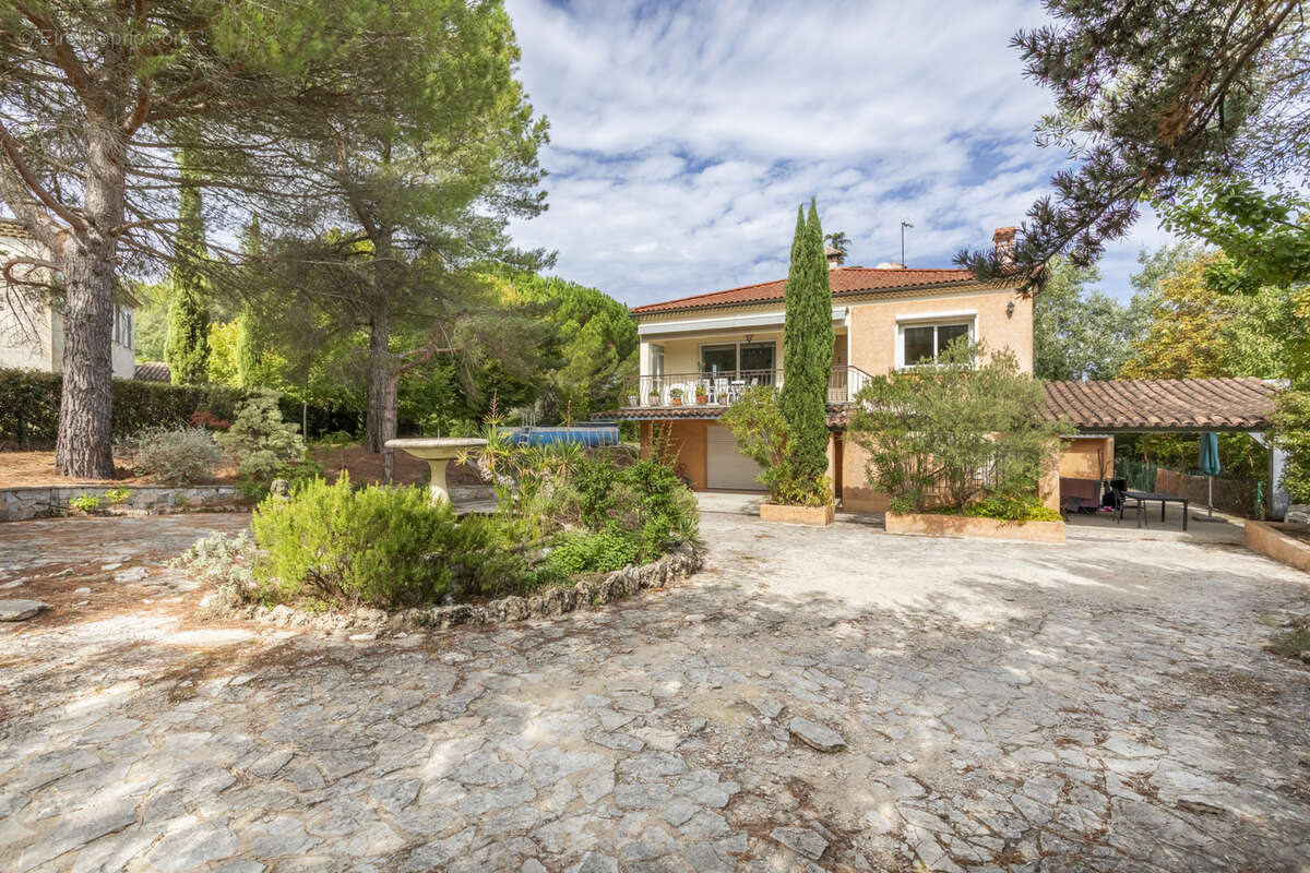 Maison à SIMIANE-COLLONGUE