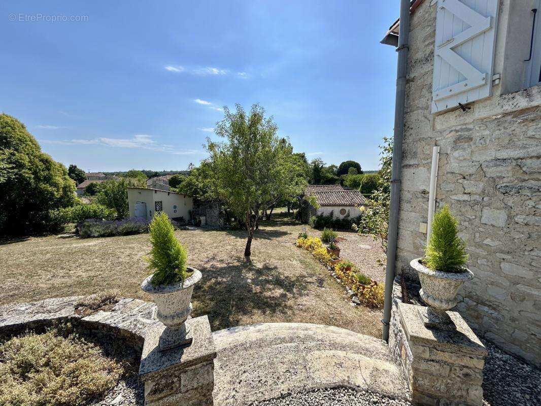 Élégante Demeure de Caractère avec Jardin et Dépendances - photo 17