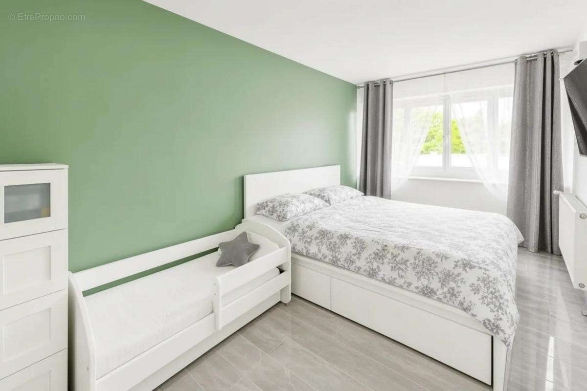 Appartement T4 de 4 pièces de 88 m² à Évry - photo 4
