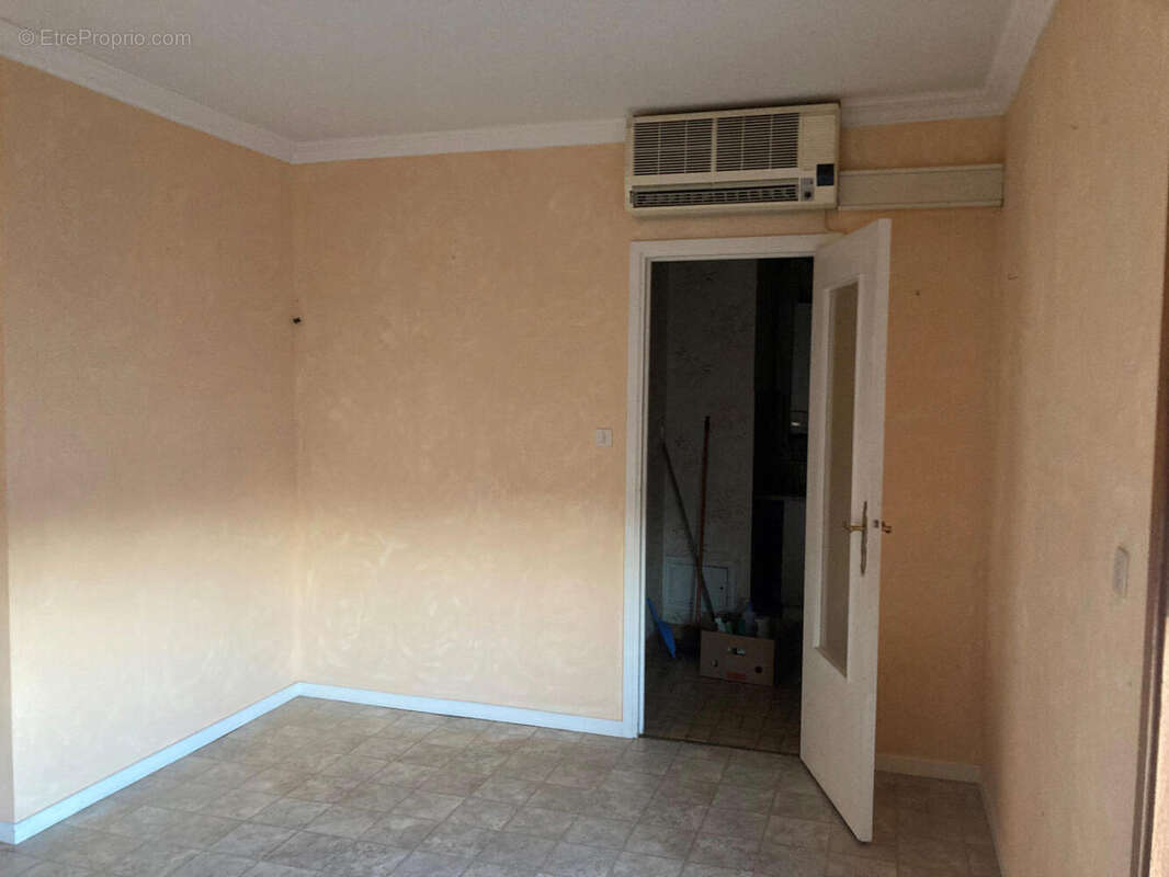 séjour coté cuisine - Appartement à CAHORS