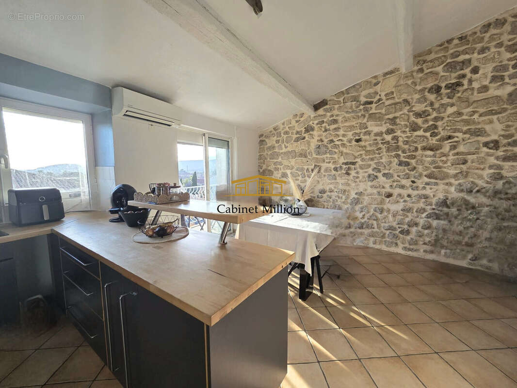 Appartement à VIC-LA-GARDIOLE