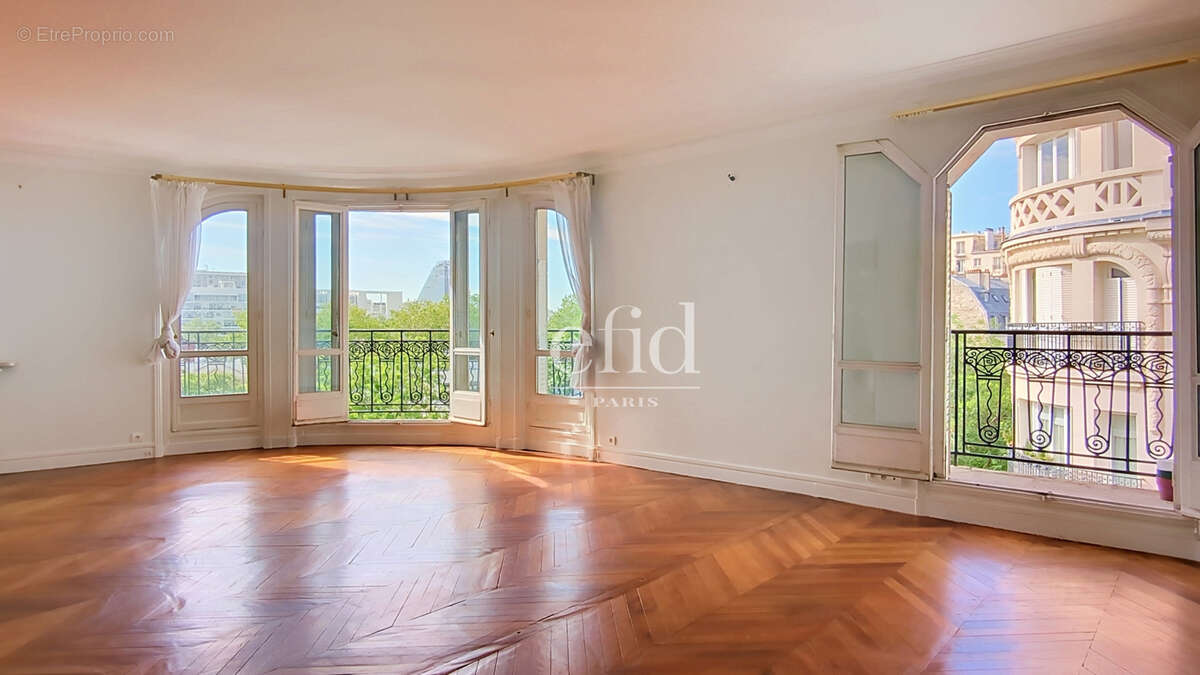Appartement à PARIS-16E