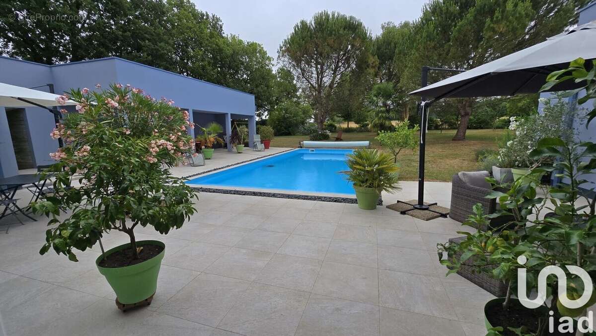 Maison 196 m² à La Foye-Monjault  - photo 4