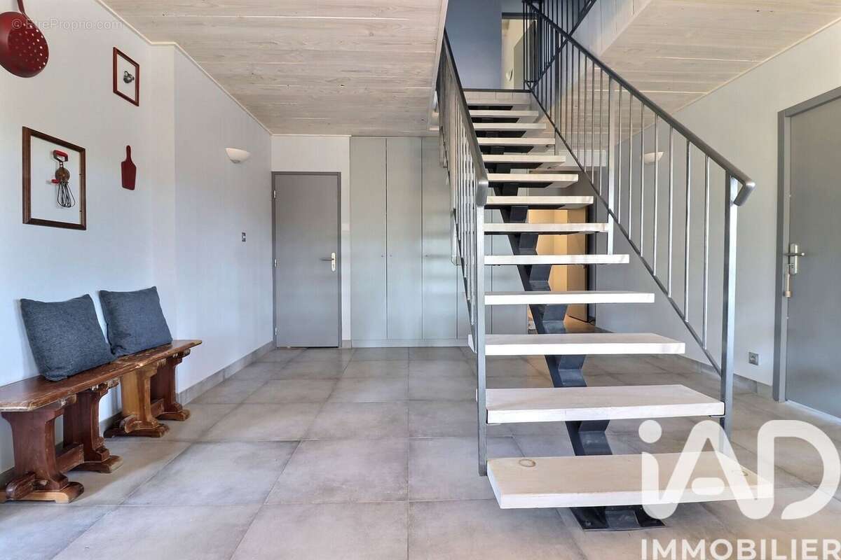 Maison 305 m² à Chateauvert  - photo 8