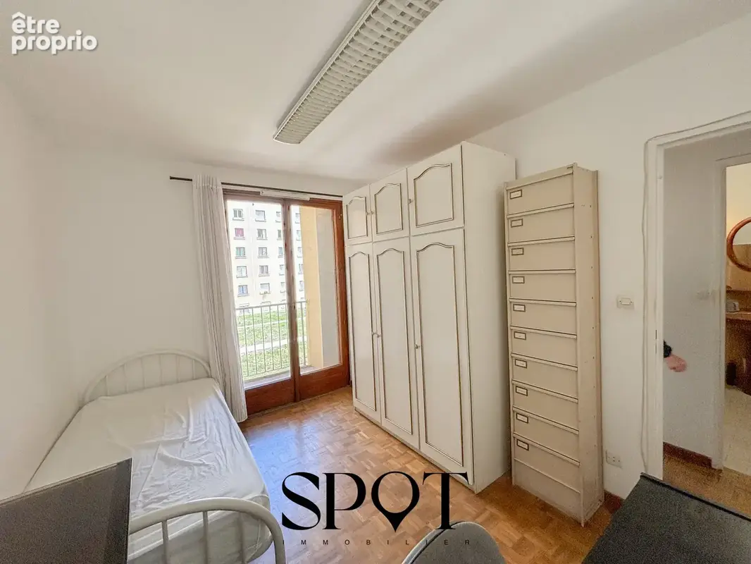 HOPITAL EUROPEEN - T4 traversant de 75 m2 avec balcon - photo 8