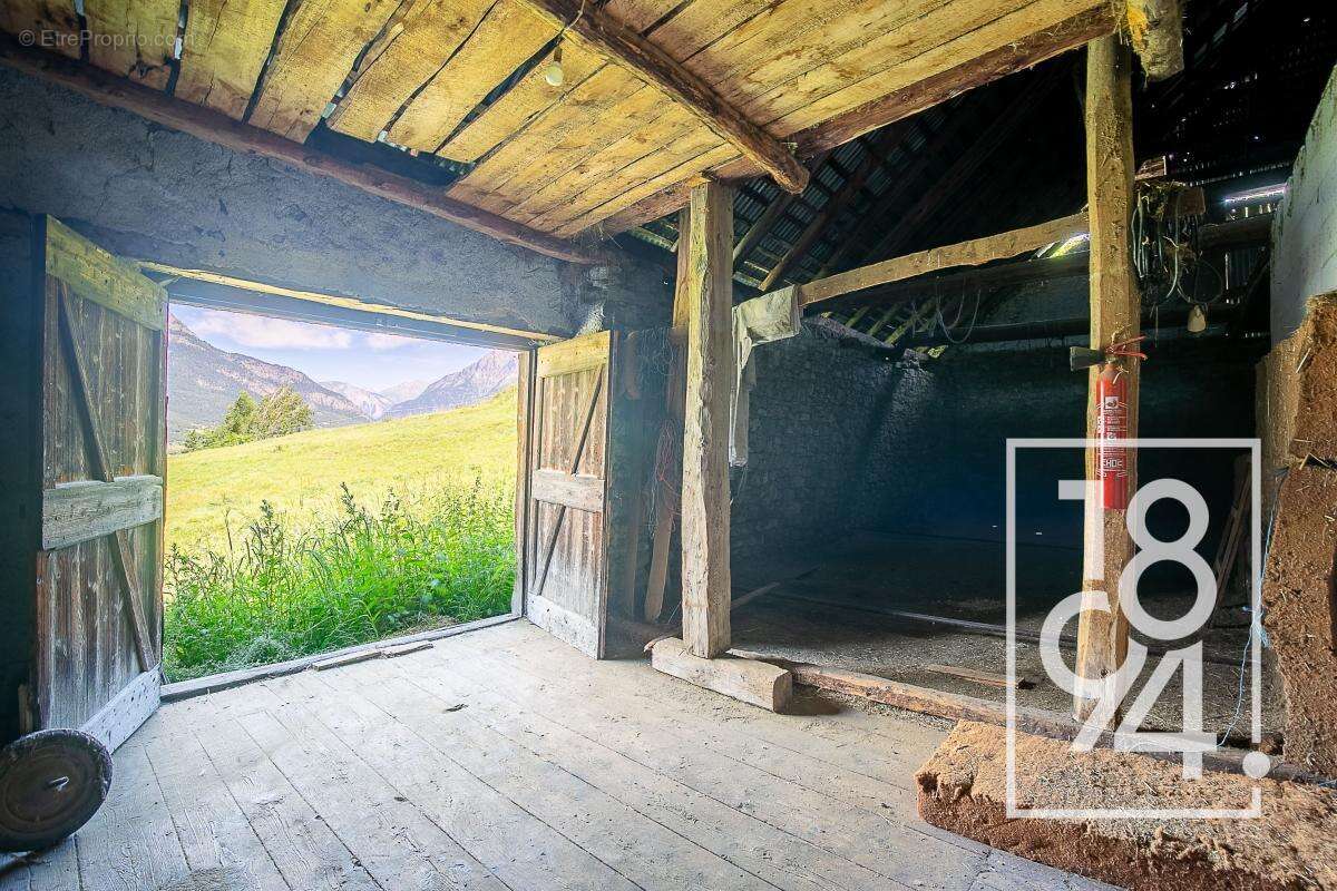 Maison à rénover à vendre Enchastrayes 04 (04400)  150.30 m²  30.05 m² annexes  - photo 5