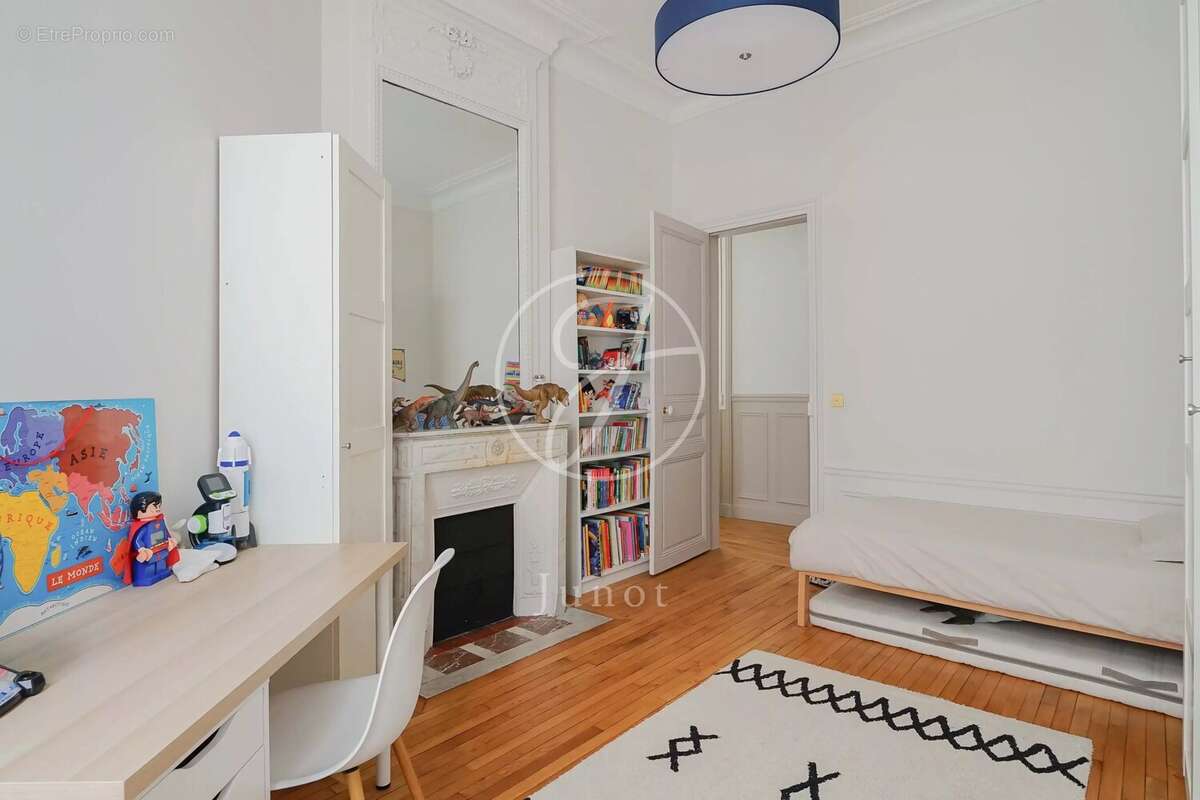 Commerce à PARIS-6E