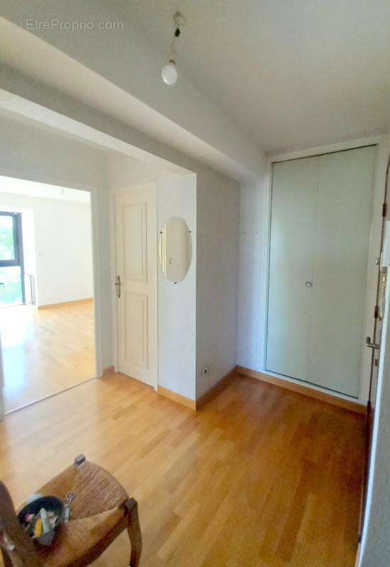 Appartement T4 lumineux de 80 m² – Plein centre-ville de Mayenne avec garage et cave - photo 4