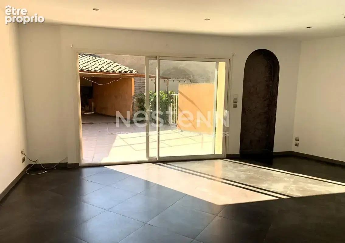 CARCASSONNE immeuble mixte avec local commercial libre et habitation T3 louée avec terrasse piscine - photo 8