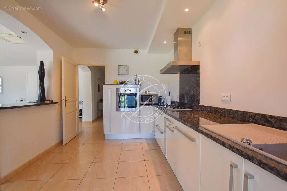 A VENDRE - FLAYOSC très belle villa avec vue dominante et piscine - photo 17